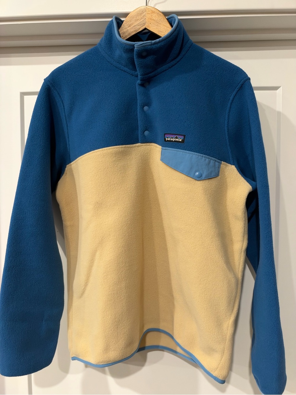 Patagonia Two-Tone Blue and Cream Zip-Up Fleece Pullover